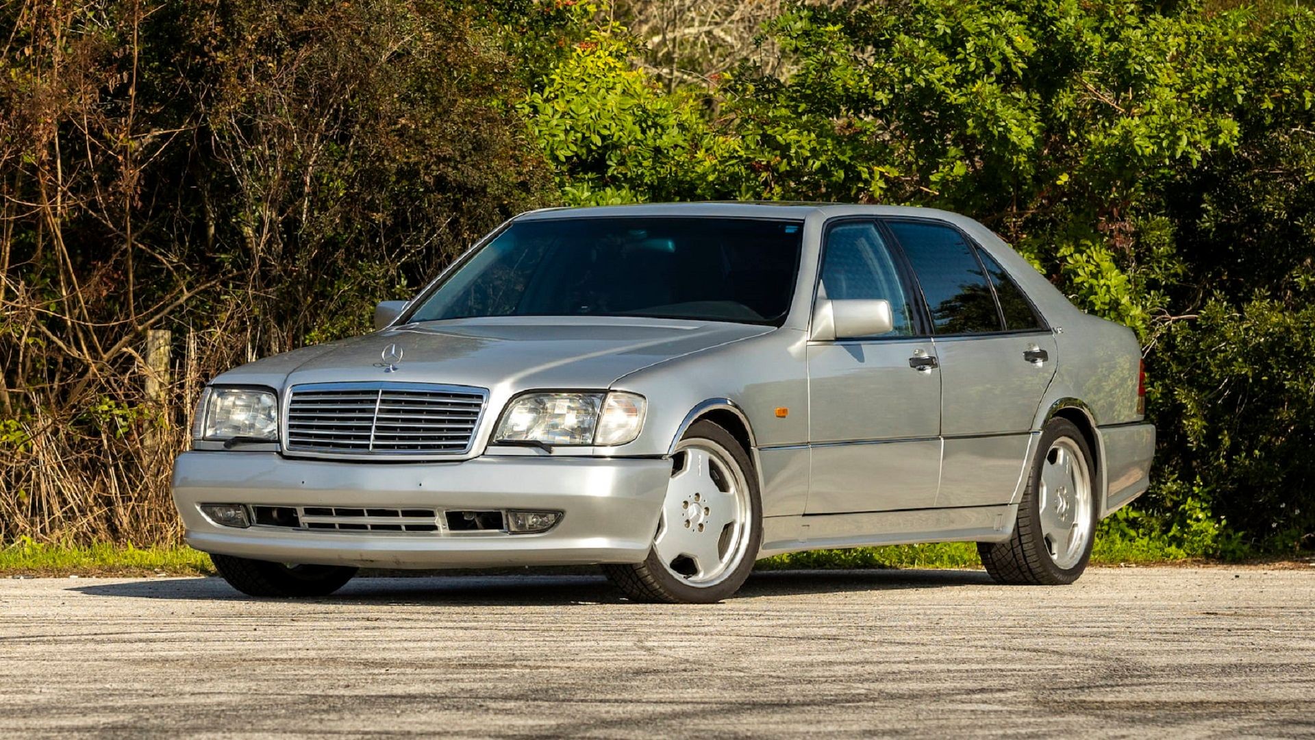 Um Mercedes-Benz S600 1995 estacionado