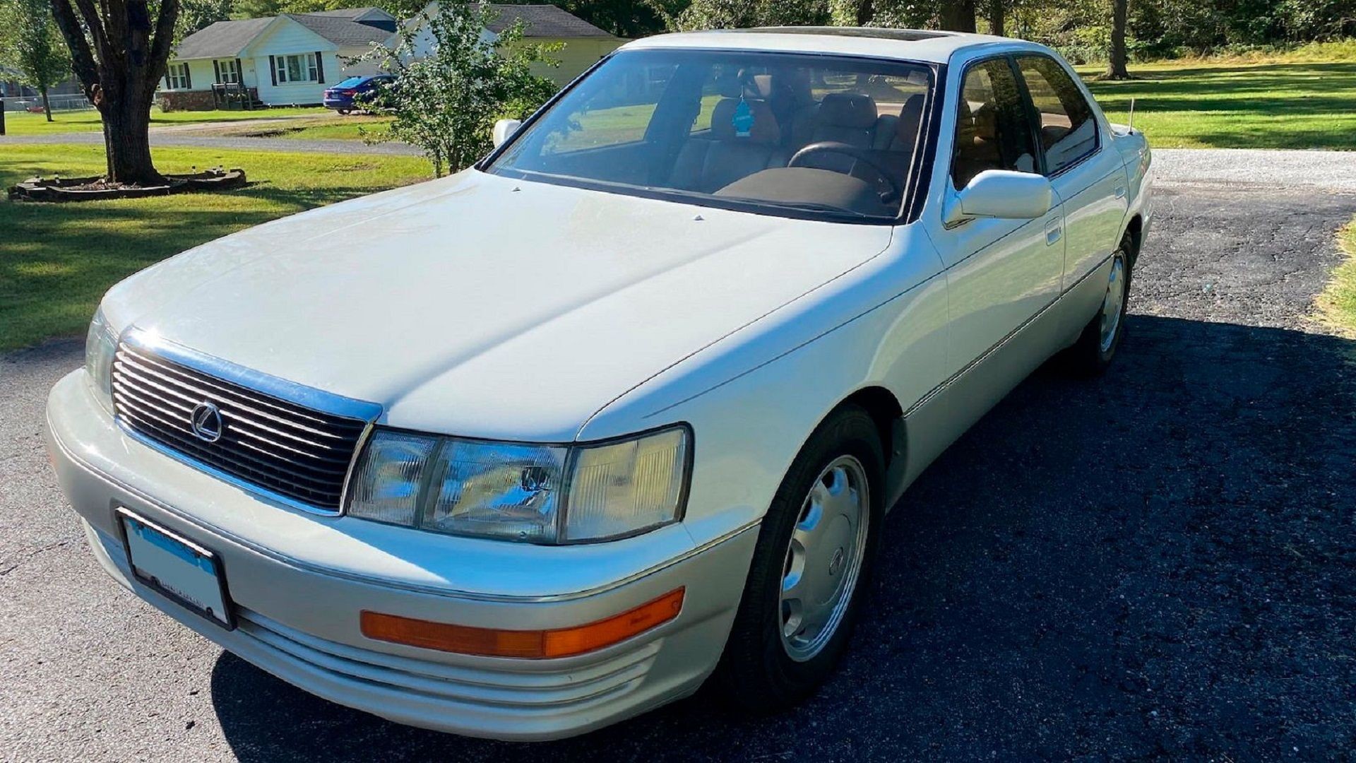 Um Lexus LS400 1996 estacionado