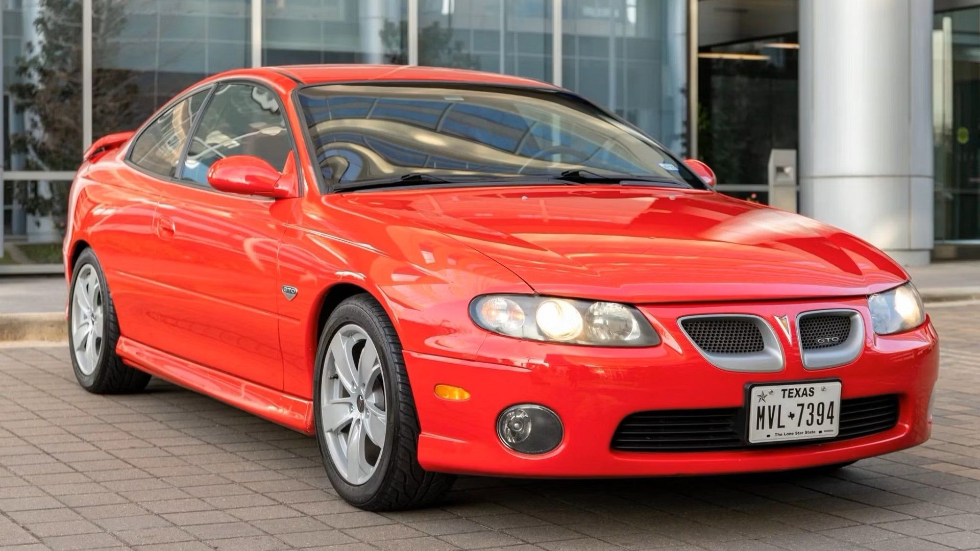 Um Pontiac GTO 2004 estacionado