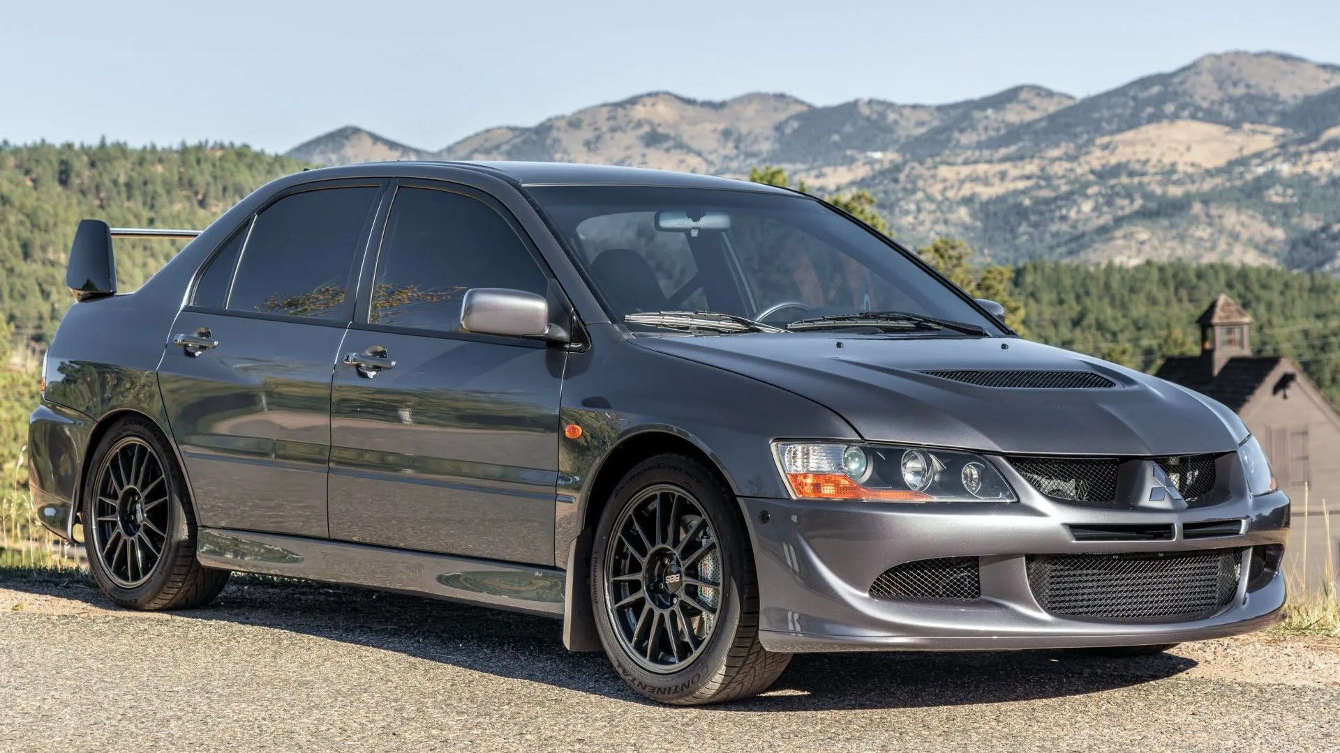 2005 Mitsubishi Lancer Evolution VIII front quarter view