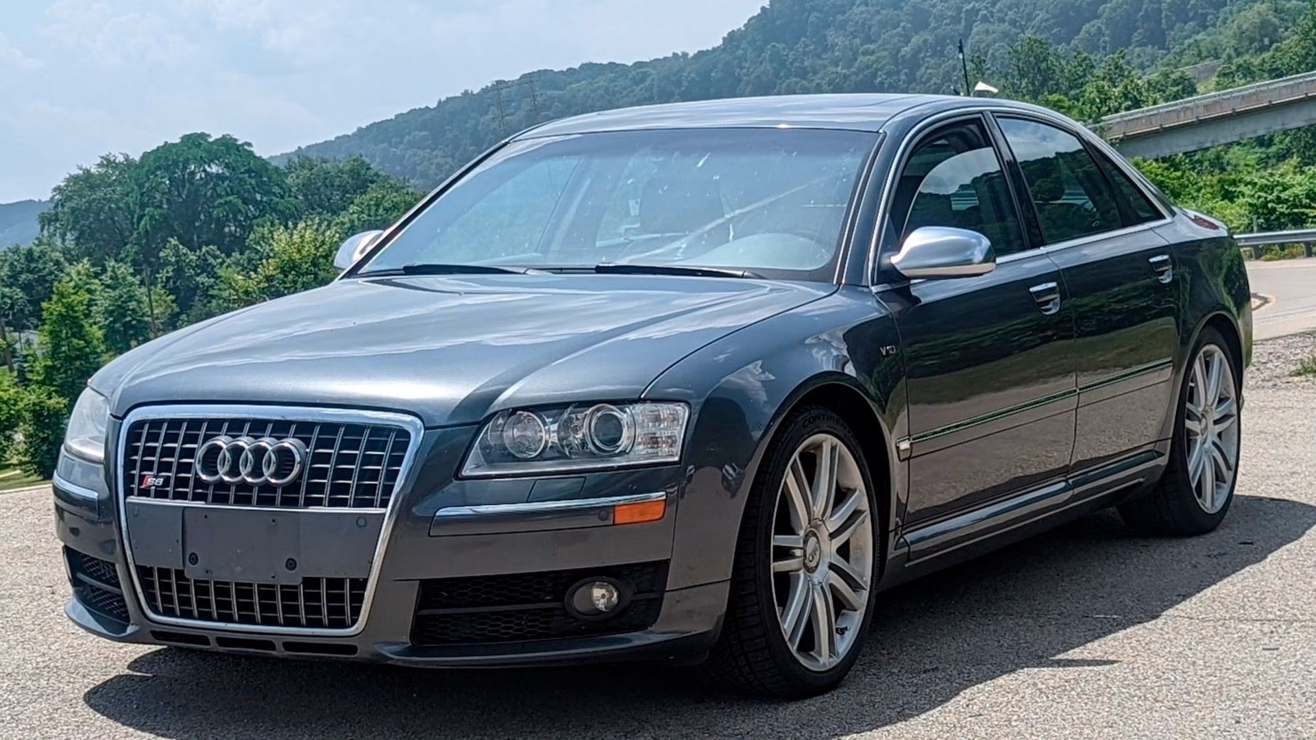 Um Audi S8 2007 estacionado