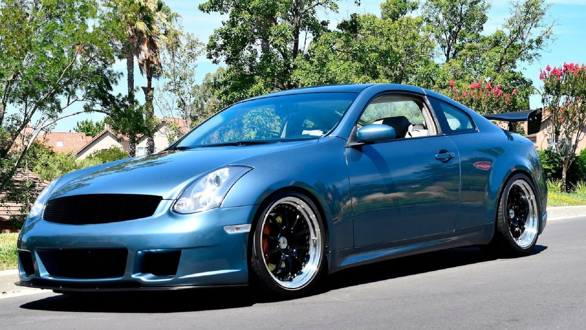 Um Infiniti G35 Coupe 2007 estacionado