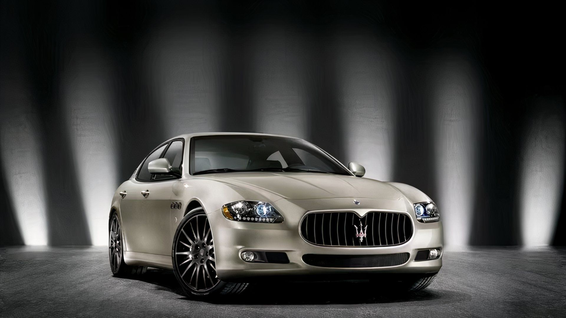 Front 3/4 shot of a 2011 Maserati Quattroporte