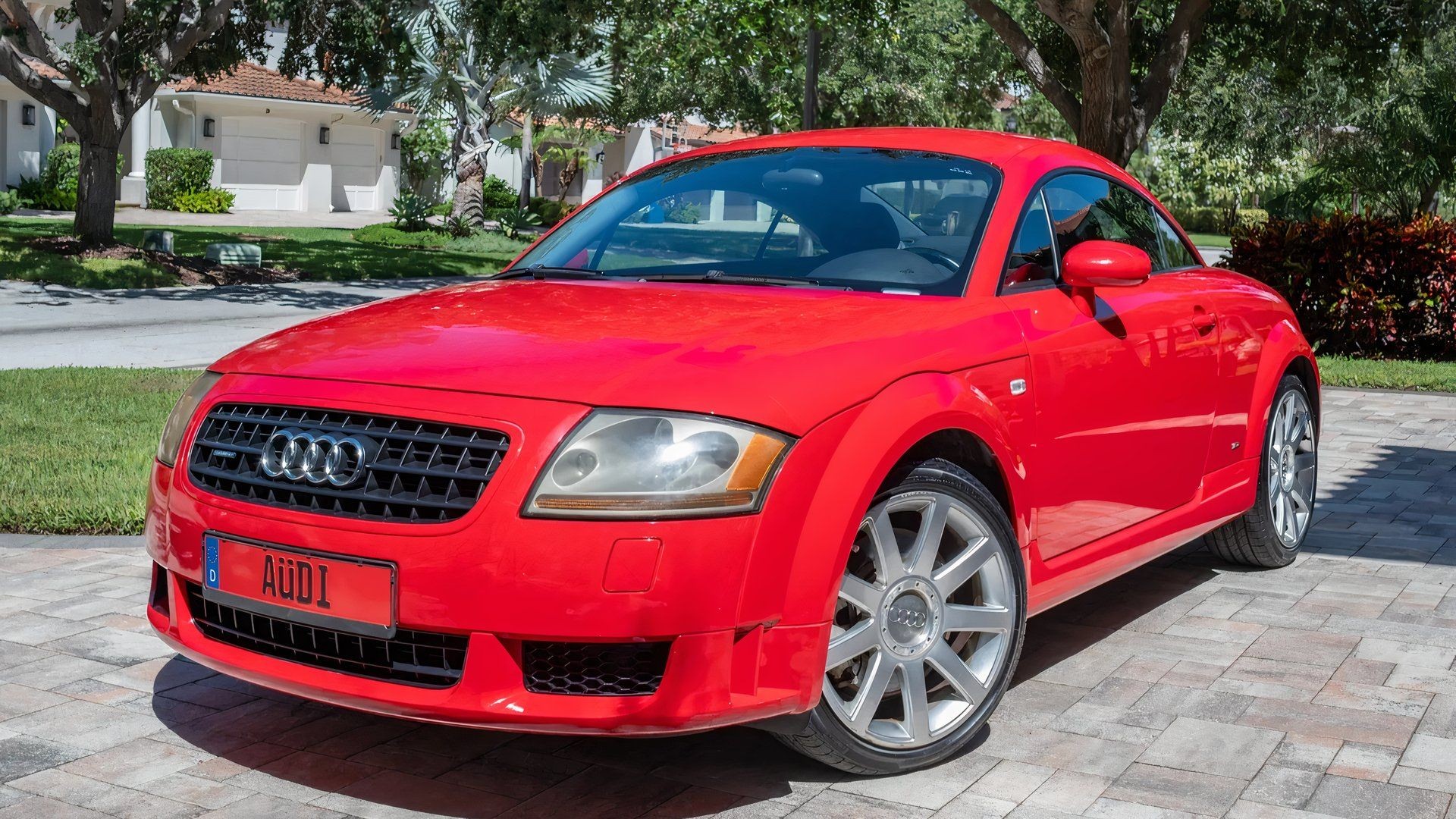 Foto frontal 3/4 de um Audi TT 3.2 Quattro 2005