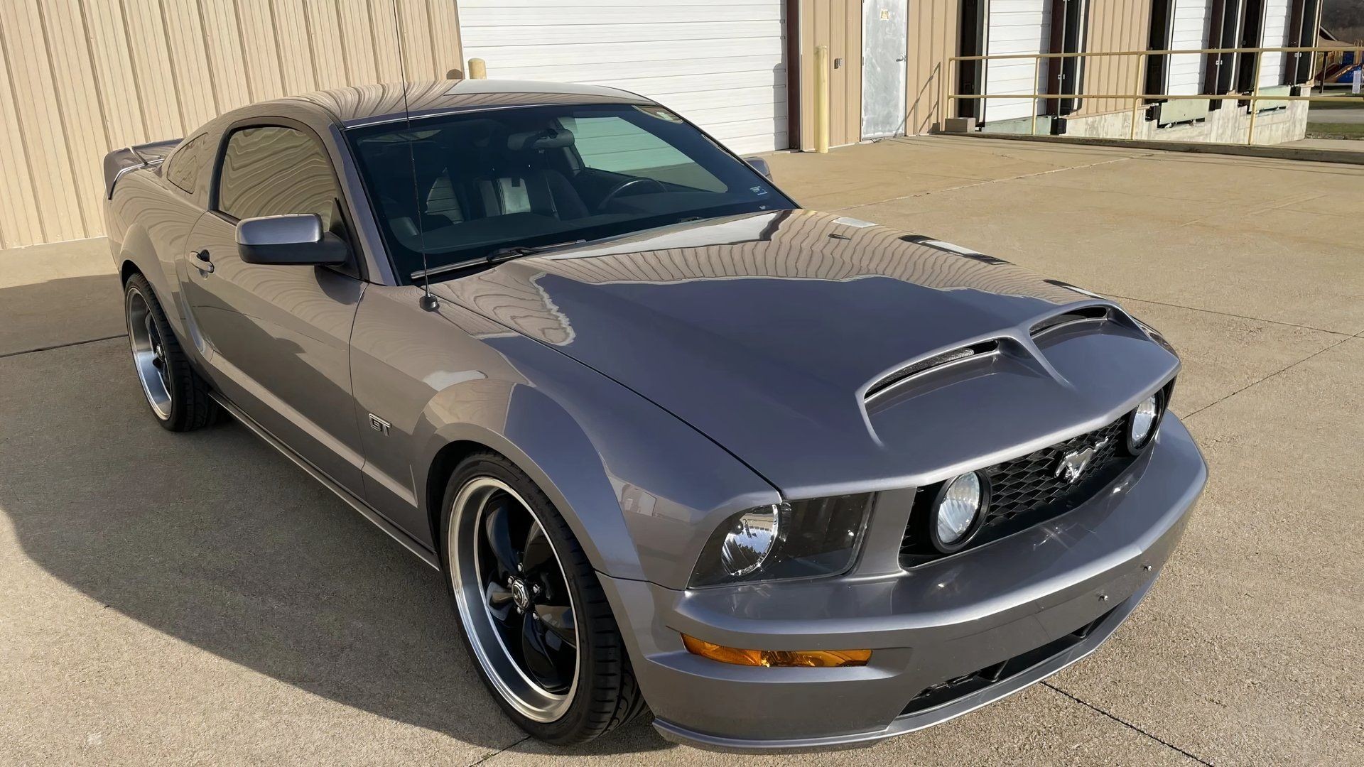 Foto frontal 3/4 de um Ford Mustang GT 2006