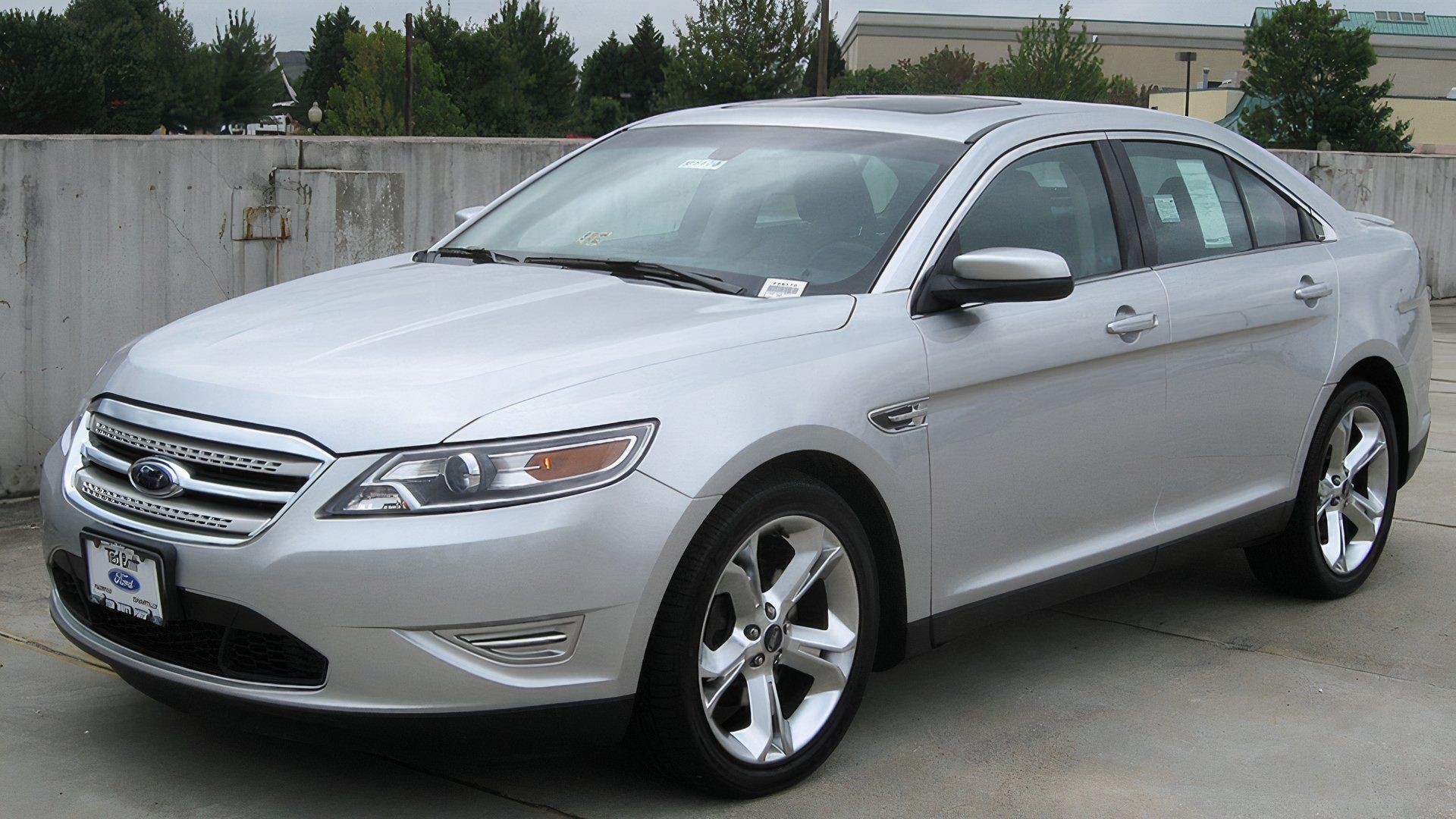 Vista frontal 3/4 de um Ford Taurus SHO 2010